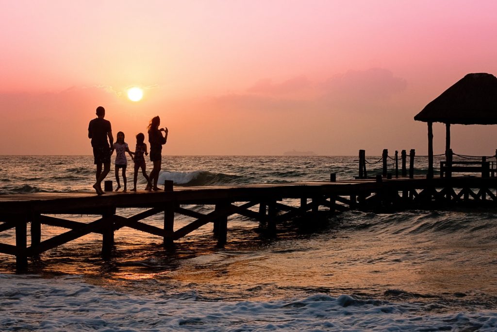 Famille nombreuse en vacances à la mer