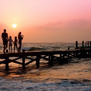 Famille nombreuse en vacances à la mer