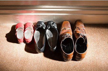 3 paires de chaussures une paire de chaussure homme une paire de ballerines femme et une paire de chaussures fillette