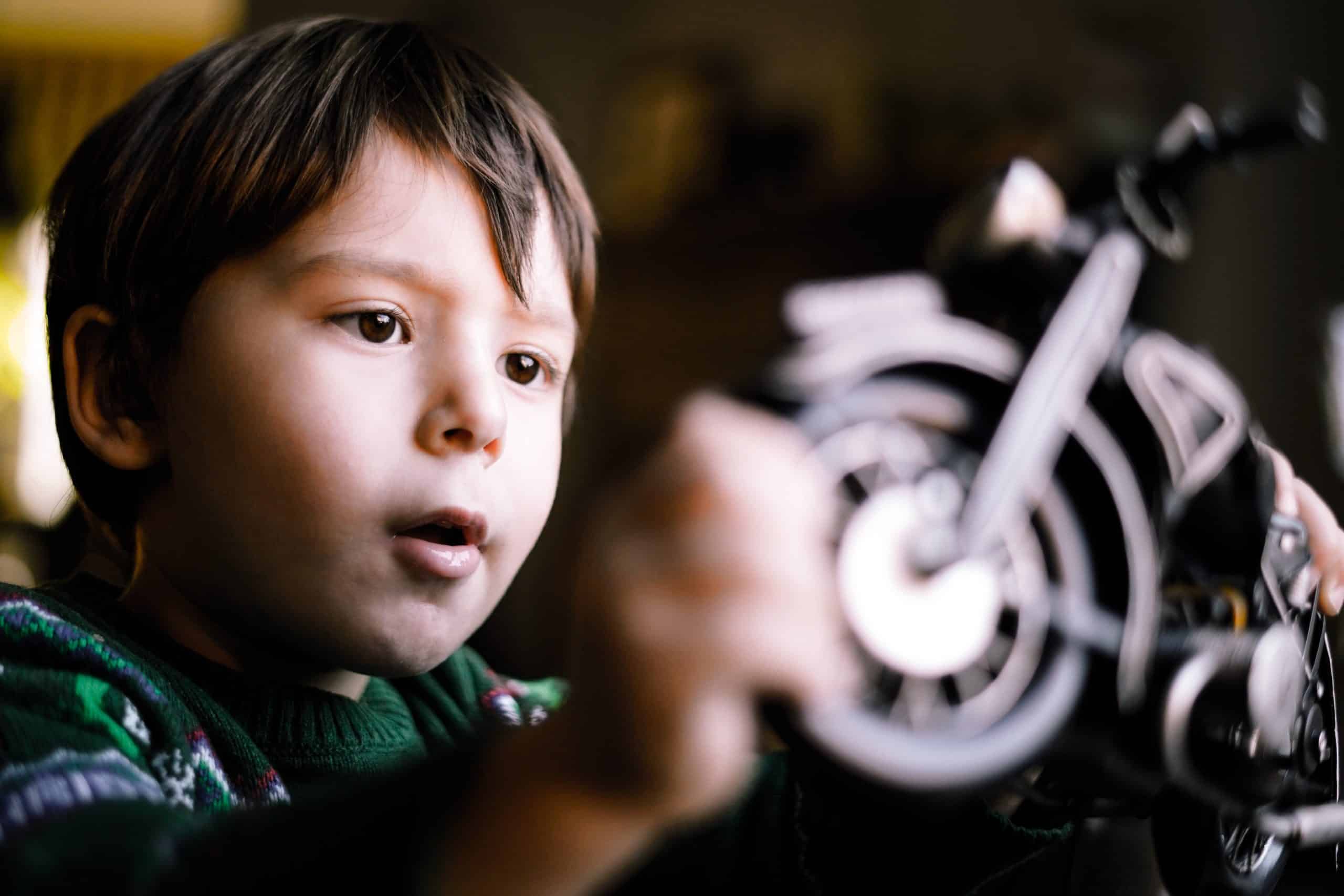 un enfant jouant avec une moto