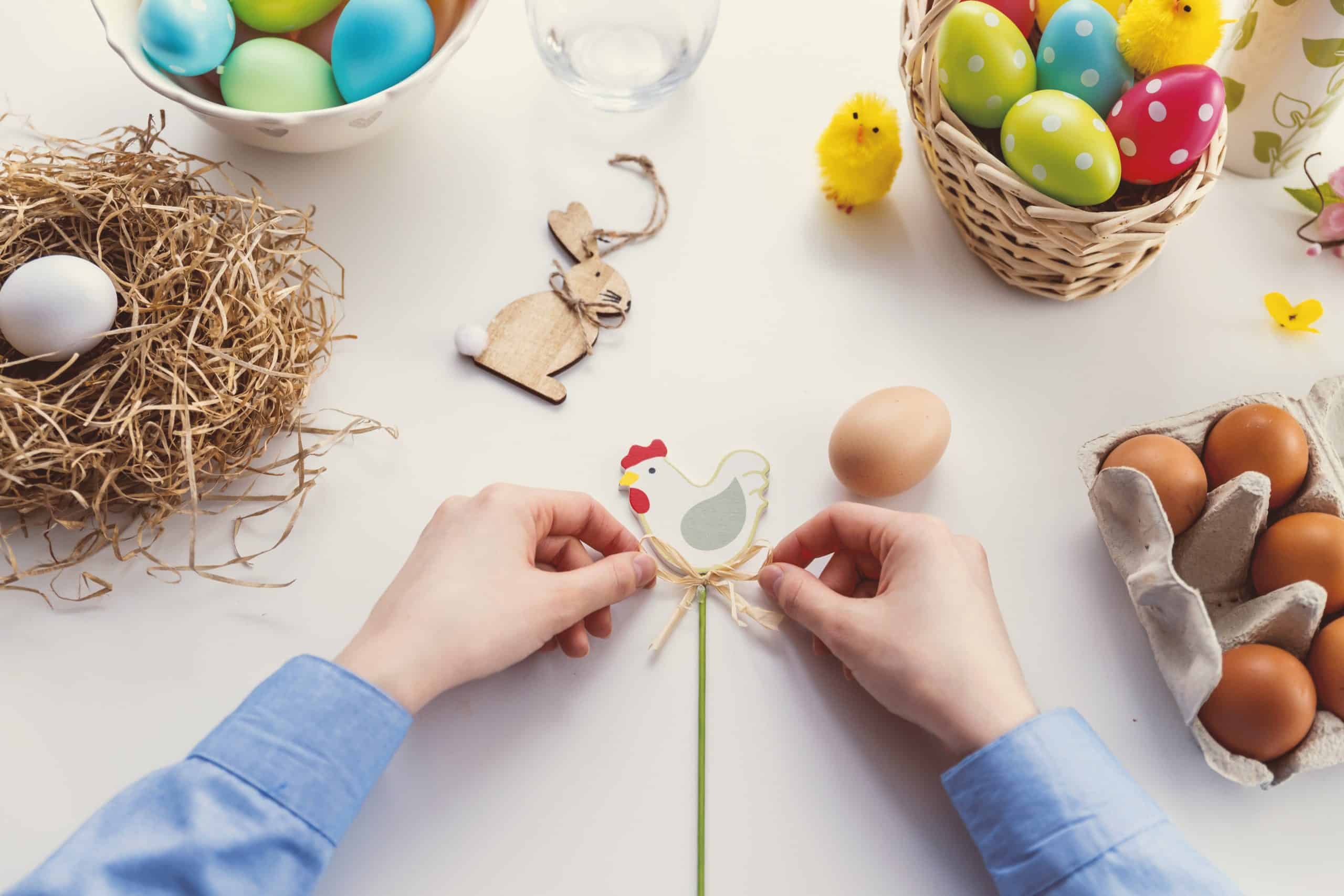 Préparation des cadeaux de Pâques avec des chocolats et des poules