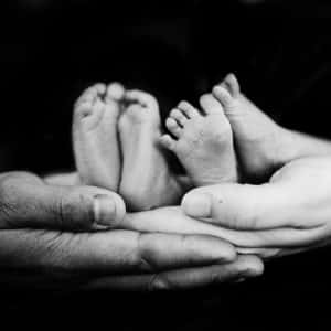 Jeunes parents qui tiennent leurs jumeaux dans les bras