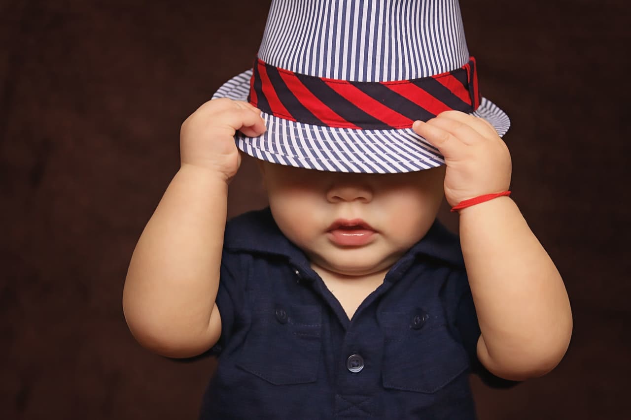 bébé garçon avec chapeau