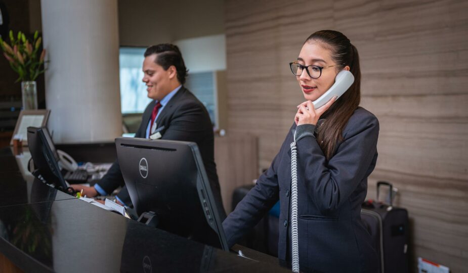 receptionists-g63e9b7197_1920